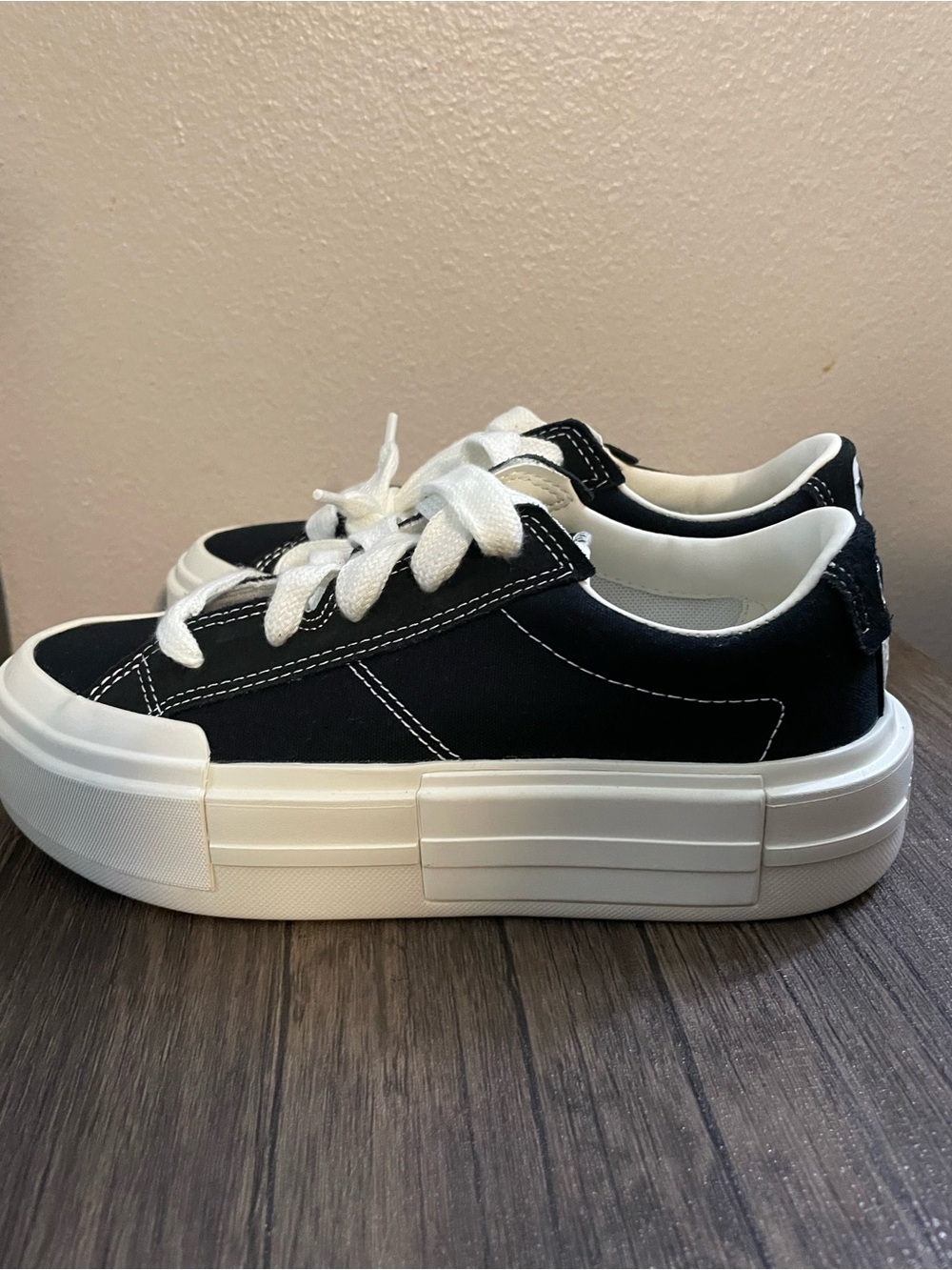 Classic Black Platform Lace-Up Sneakers converse unisex m6.5 women 8